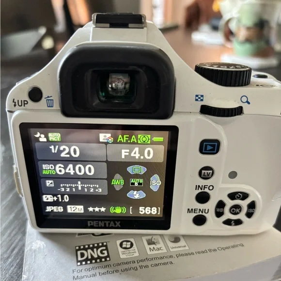 PENTAX K-x 12.4MP 18-55mm Lens White DSLR Camera Excellent Condition
